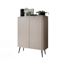 Høj riflet kommode, sorte ben CALMA