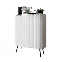 Høj, riflet kommode til stuen, farve hvid CALMA