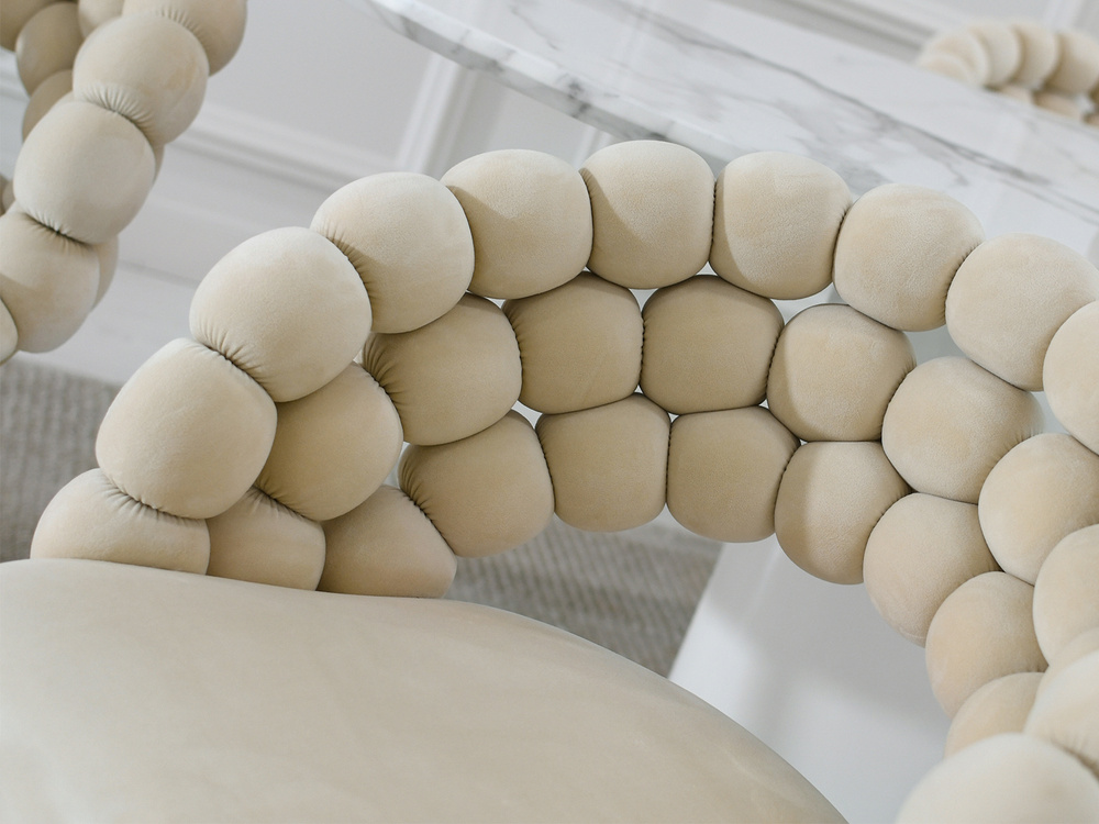 Cremefarvet velourstol med gyldne ben LUCY