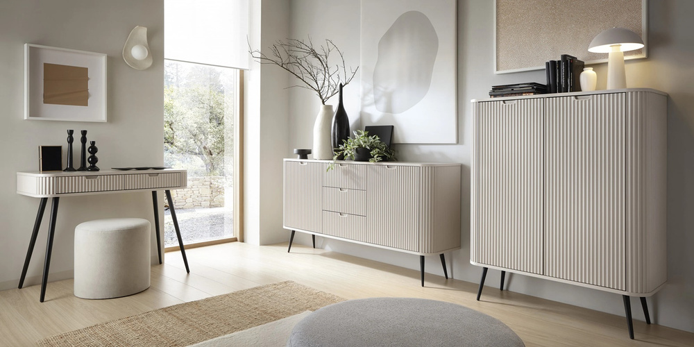 Høj riflet kommode, sorte ben CALMA