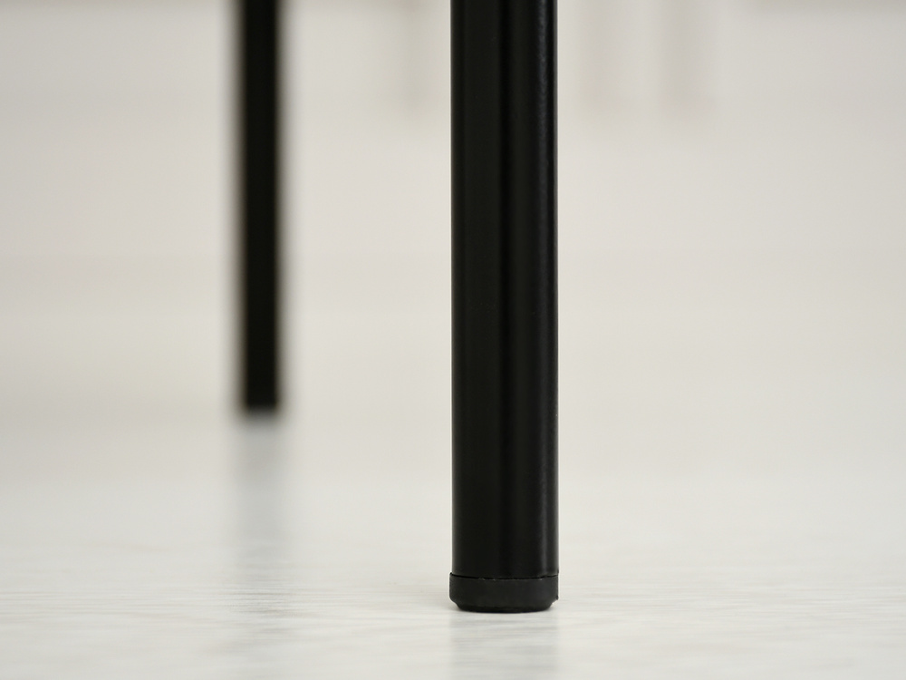 Cremefarvet velourstol med sorte ben MALAGA