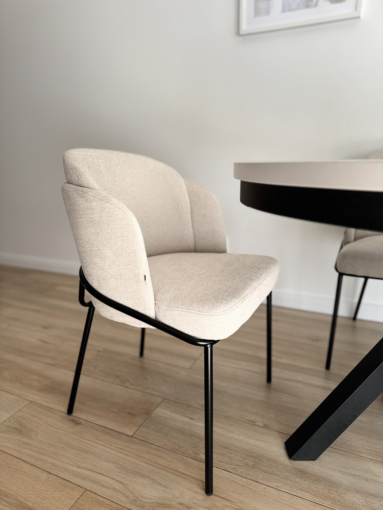 Moderne beige stol med sorte metalben CONNEL