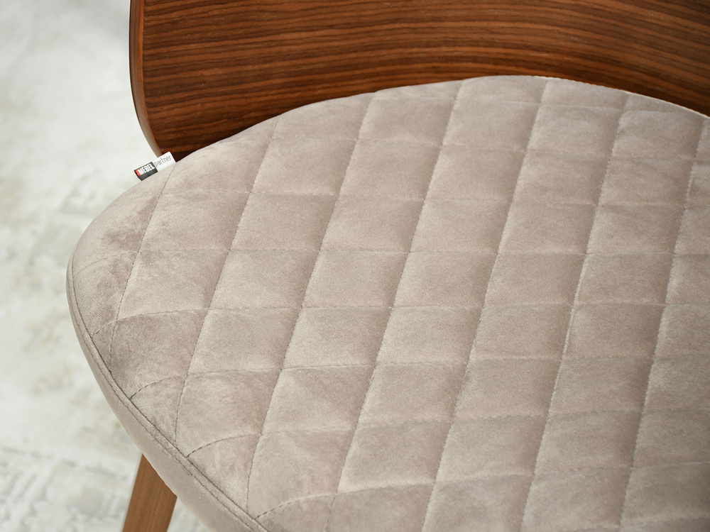 Velourstol med ben i beige valnød ARIA