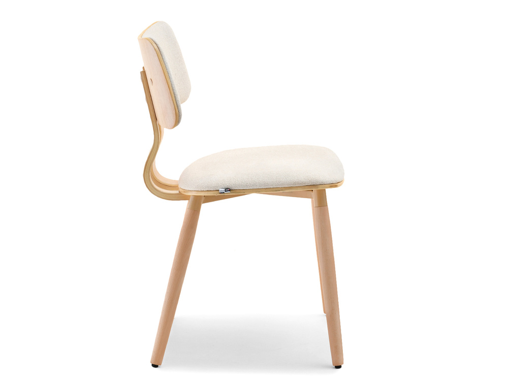Boucle-stol med cremefarvede egetræsben WOODY