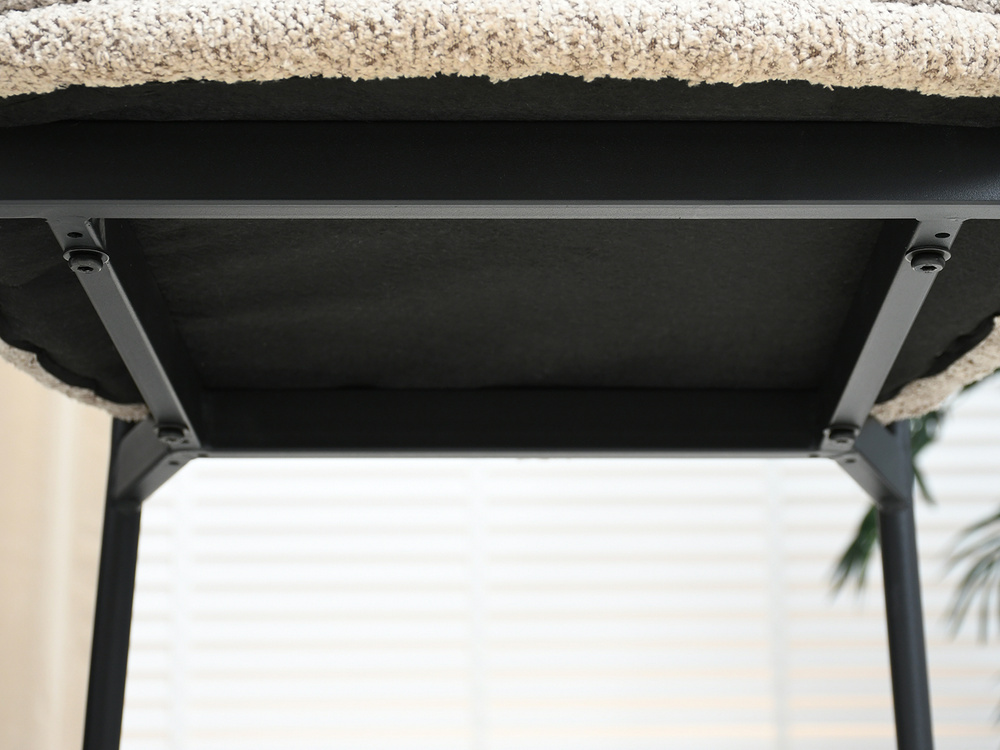 Polstret stol mørk beige/sorte ben MAREN