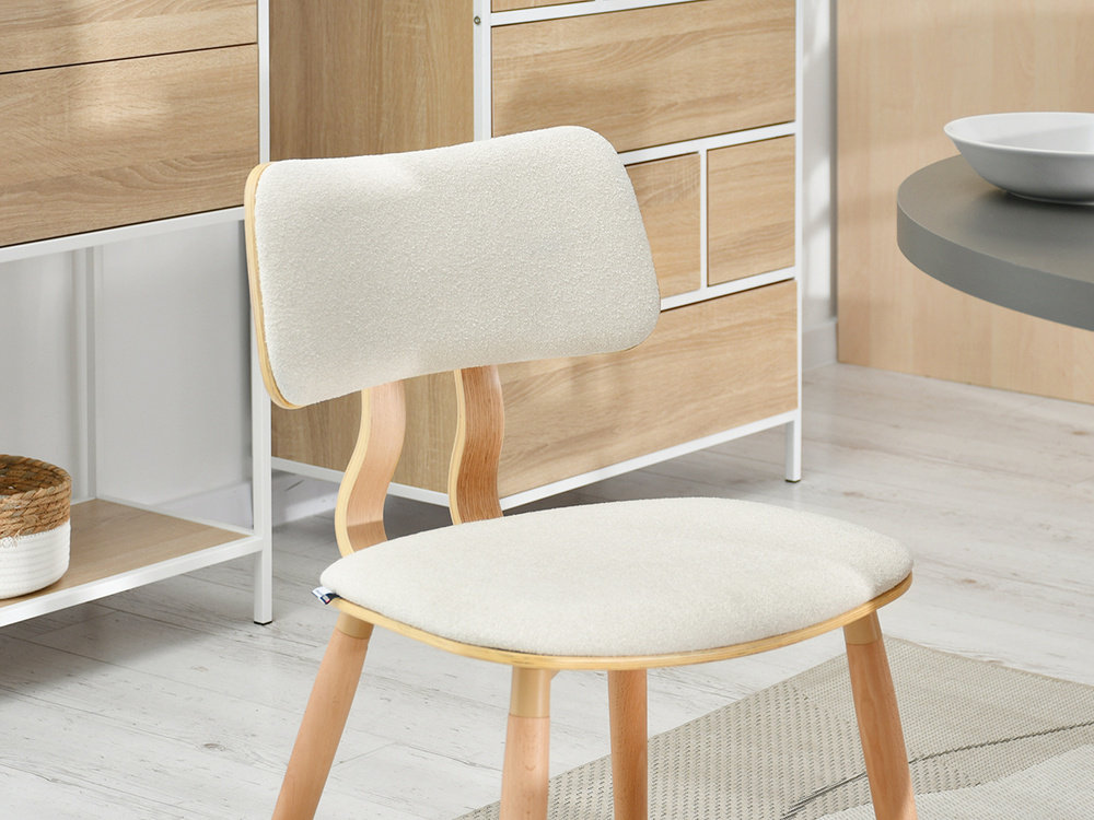 Boucle-stol med cremefarvede egetræsben WOODY