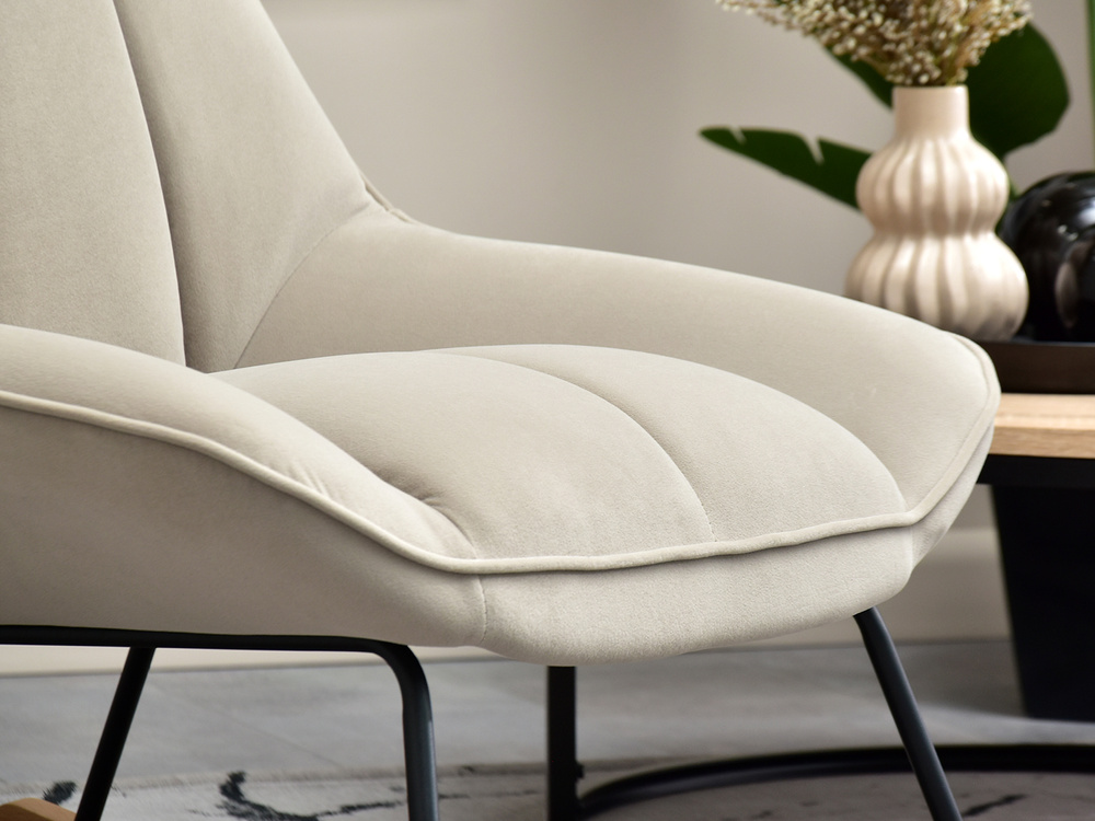 Beige velourlænestol med sorte ben BERTA