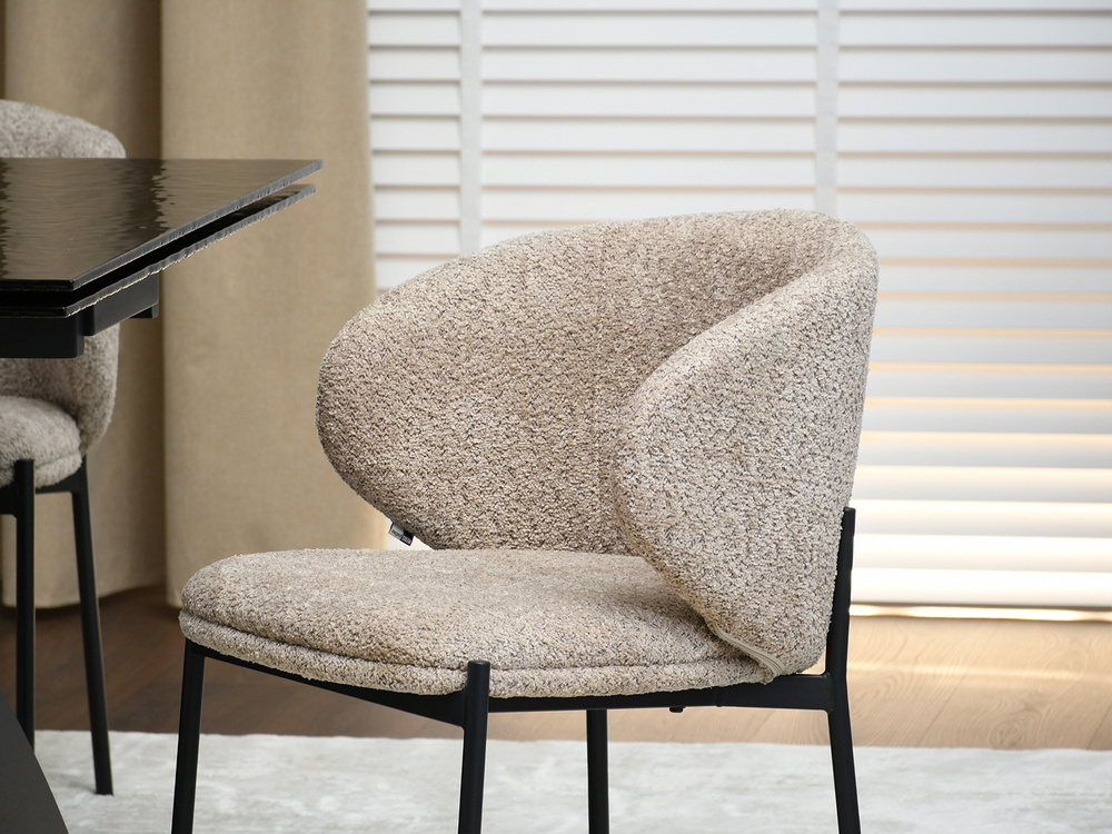 Polstret stol mørk beige/sorte ben MAREN