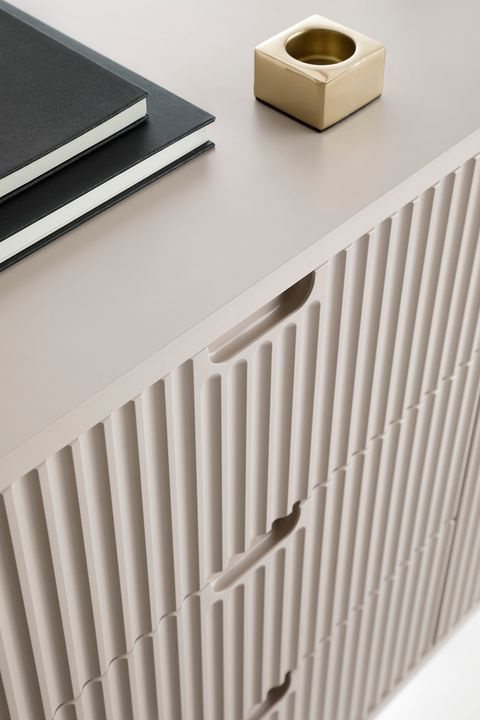 Høj riflet kommode, sorte ben CALMA