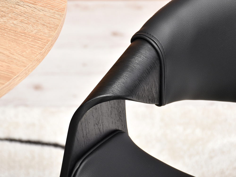 Moderne stol sort sæde/sorte træben BENT