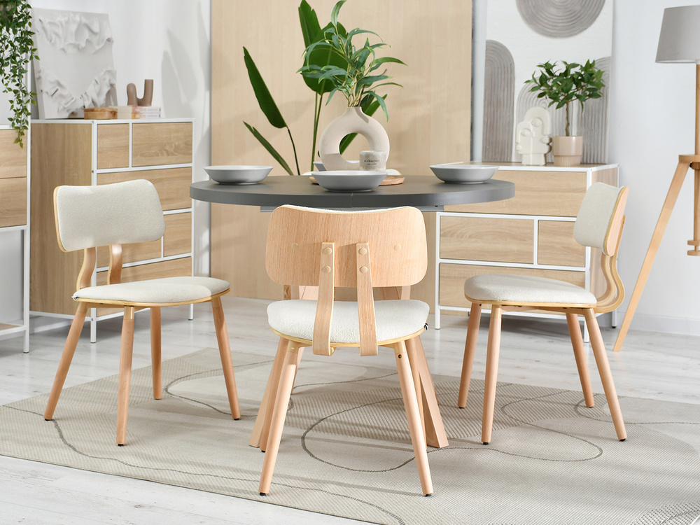 Boucle-stol med cremefarvede egetræsben WOODY
