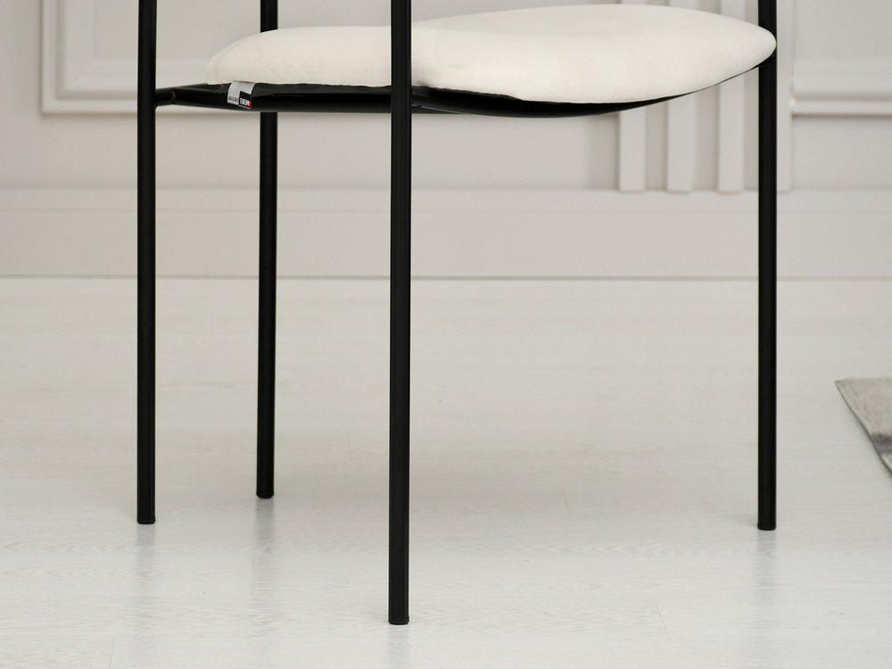 Cremefarvet velourstol med sorte ben MALAGA