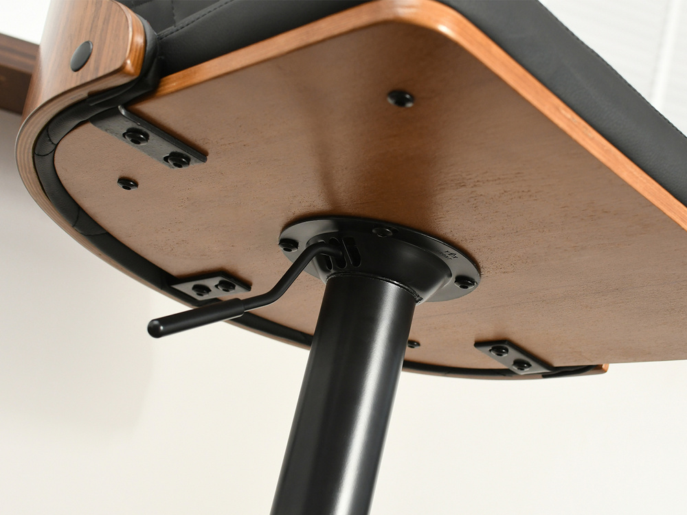 Hocker i valnød med sorte ben HOCKER i valnød