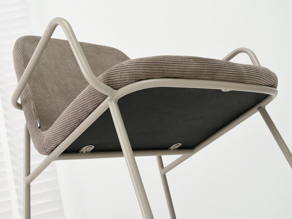 Fløjlsstol mørk beige/beige ben ULRIK