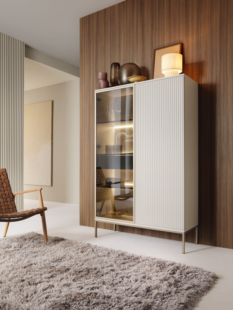 Højt vitrineskab med LED-belysning, kashmir/guld SENTOCCI