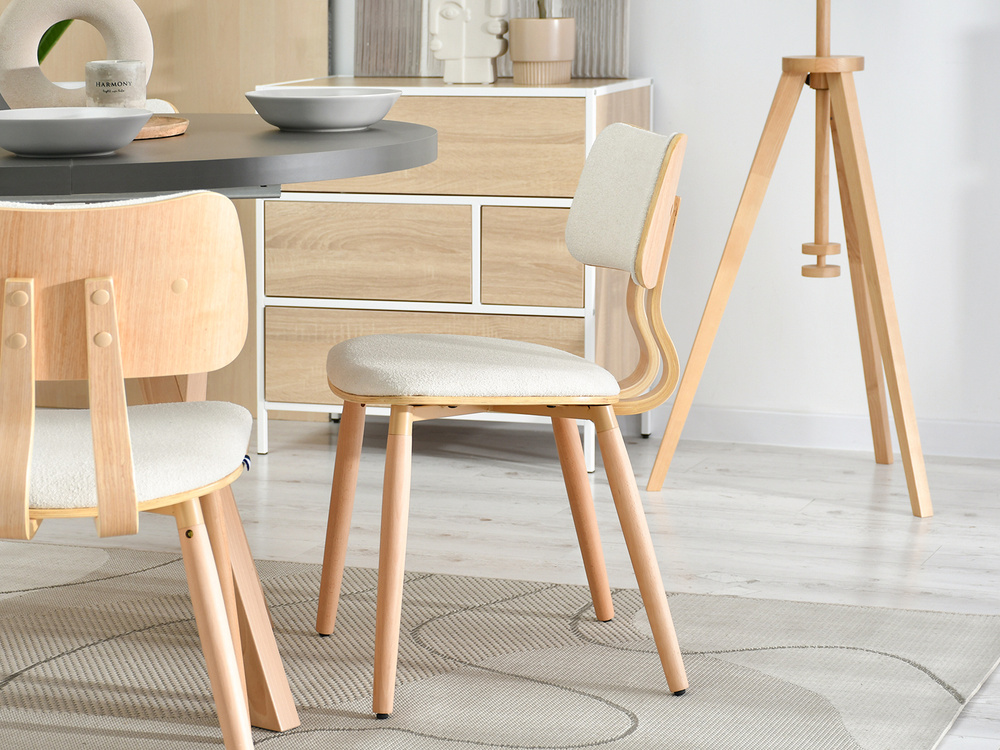 Boucle-stol med cremefarvede egetræsben WOODY