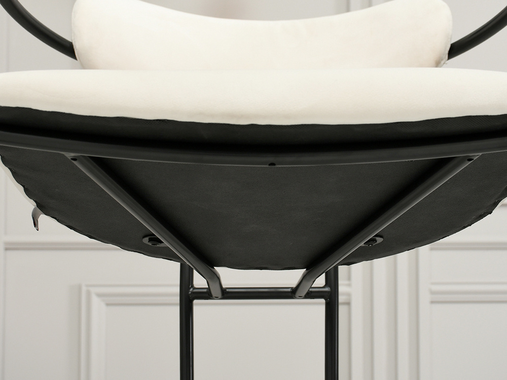 Cremefarvet velourstol med sorte ben MALAGA